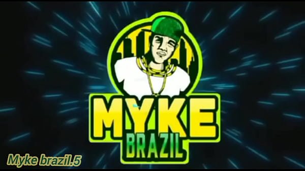 Minha amiga Sai do banho e vai para meu quarto ela me pegou se masturbando olhando no celular ela não pensou duas vês e caiu de boca no meu pau elá pediu para me.comer o cuzinho dela veja comple