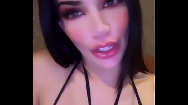 Samantha Batallanos kineando y mostrando su enorme culo y sus tetas