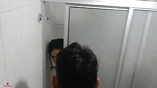 Um chuveiro rico com um par de meio-irmãos que fazem sexo selvagem