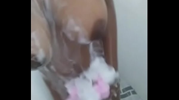 Colombiana bañandose