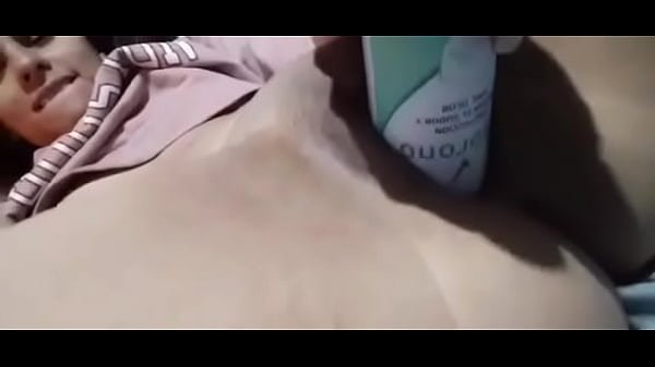 Ella penetrandose sola