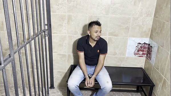 Me follo a una caliente policia despues de ser capturado