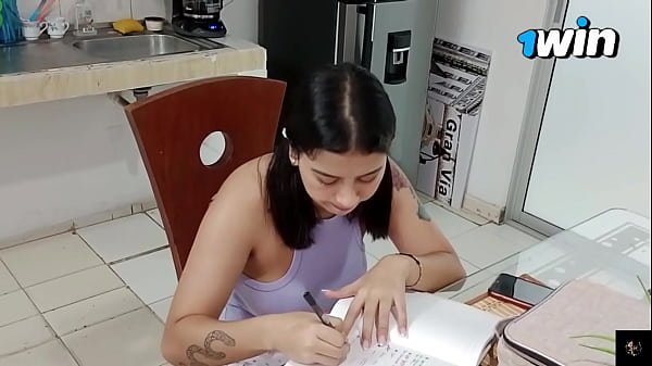 MI HERMANASTRA LATINA COLOMBIANA ESTABA EN CASA Y ME PIDIO QUE LE ENSEÑARA COMO JUGAR CON EL CELULAR ELLA MUY CALIENTE ME MOSTRO SU HERMOSO CULO – PORNO EN ESPANOL