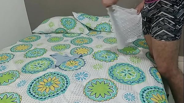 Mi tímida hermanastra me sorprende masturbándome con su ropa interior y me la follo duro hasta correrme en su culo, HIGH