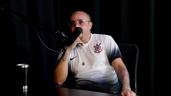 Como surgiu a ideia do nome, era caminhoneiro e garoto de programa, e sobre o policial federal… – Thiago Barão (SHEER/RED)