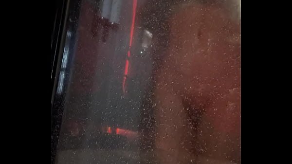 Exquisita madura duchándose después de coger