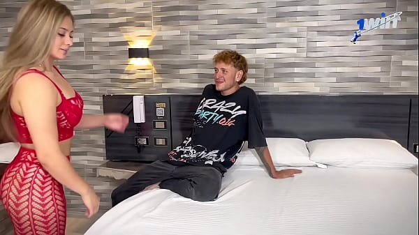 I SEDUCE MY BOSS WHEN I DO THE CLEANING AND HE ENDS UP PUTTING HIS BIG COCK IN MY PUSSY part 1