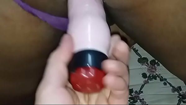 L compré un consolador a mi negra y le gusta que le meta en la vagina mientras le chupo el culo pero prefiere mi verga y ponerse el consolador en el clitoris mientras la penetró