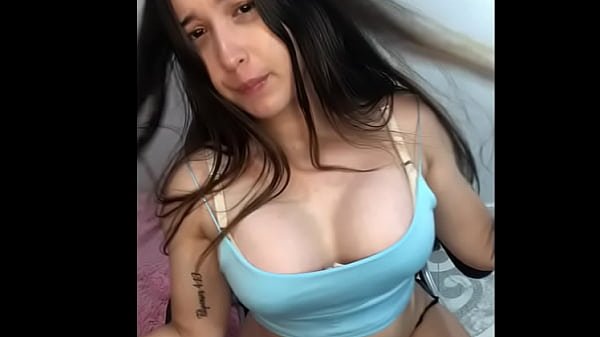 Latina mostrando las tetas en directo
