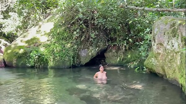 me follo a chica latina desconocida mientras toma un rico baño en el lago HL