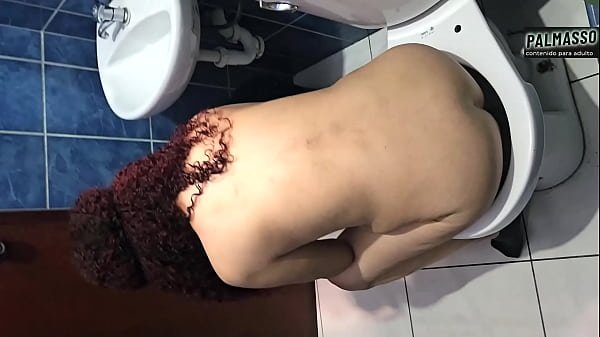 Me follo a LA MAMA DE MI AMIGO,  apenas la vi sola, tuvimos sexo rapidin. Ella me tiene ganas, le gustan los jovenes follamos hasta en el baño y se tomo la corrida