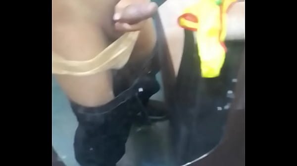 Me masturbo rico en casa de mi amiga