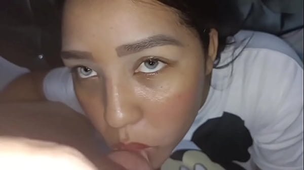 Morena Colombiana Bien Cansada De Su vida Se la chupa al Vecino!!