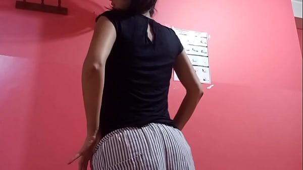 Viajera se mete a mi casa y me pide pozada. ME APROVECHO Y POR TECHO, COMIDA ME LA GUARDO PARA QUE SEA MI PUTA EN CUALQUIER MOMENTO, ¡¡QUE BUEN TRASERO TIENE!!!