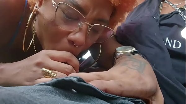 Estava sem dinheiro para pagar corrida do uber e acabei dando minha bucetinha para ele