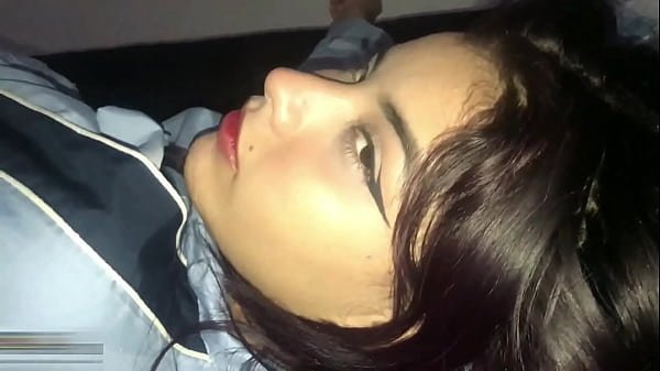 La hermanastra latina Olvidó ponerse las bragas!