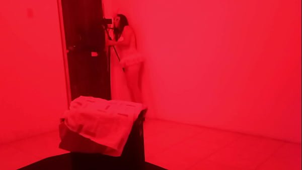 LA PUTA DEL PROSTIBULO ME DIO UNA GRAN MAMADA DE TESTICULOS GRATIS A CAMBIO DE OBTENER EL NUEVO CELULAR DE MODA. PORNO REAL EN EL CABARET