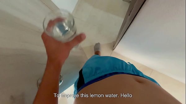 Le llevo un baso de agua a mi tímida hermanastra como excusa para podérmela follar muy duro hasta corrérmele en su coño.