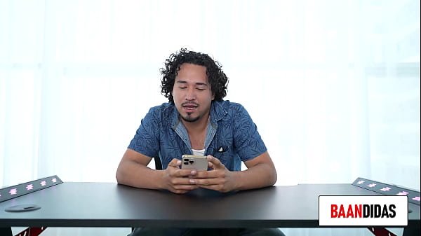 Luisito tefornica esta listo para follarse a su asistenta en su primer unboxing porno.