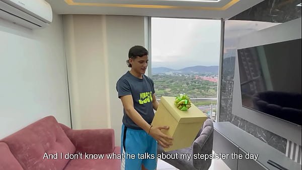 Mi gran polla es mi regalo de san Valentín a mi pequeña hermanastra.