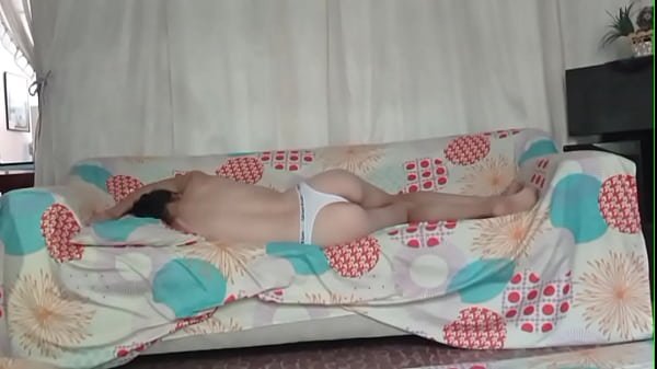 Mujer venezolana delgada es follada por hombre alto colombiano