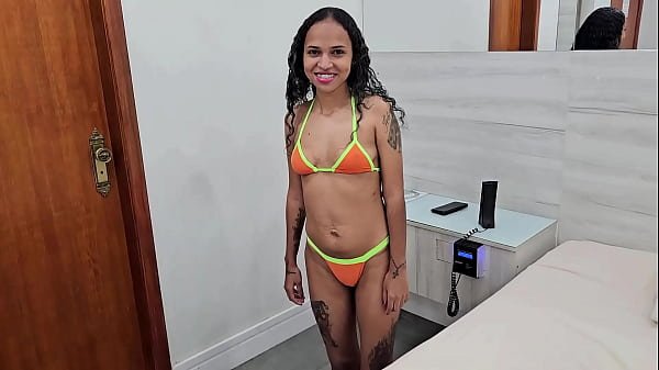 Na primeira vez no porno da novinha Dessinha Carioca ficou arrombada fodendo com Jr Doidera