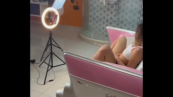 Peguei a gatinha no motel se masturbando ela me chamou para come-la no pelo