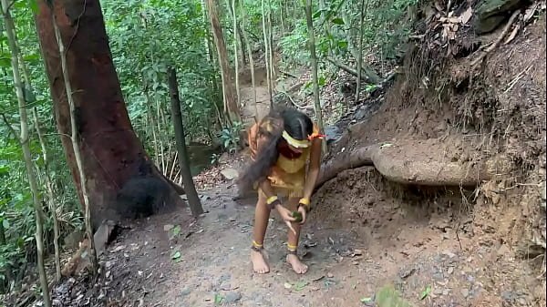 Chico campesino se encuentra a una india en el medio del bosque y termina dándole la mejor follada de su vida