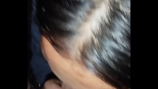 Deliciosa mamada en el parqueadero