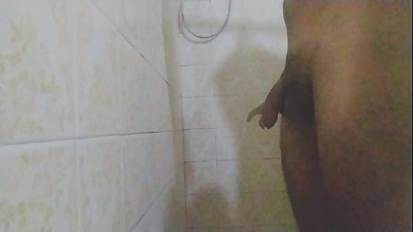 Duas gozadas enquanto eu tomava banho, com a porra escorrendo pela minha mão