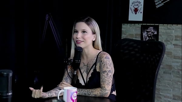 Era assediada no trabalho, foi capa da sexy, os pais não sabem que ela faz pornô e era a puta da escola – Baby Fire (SHEER/RED)