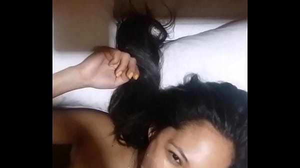 Flaca feliz con vergota traga semen, “apunta bien la boquita ahhhh”
