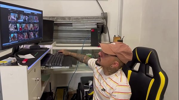 Ktal em treinador espertão fodendo Holly Bombom na academia