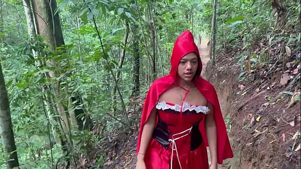 le doy una rica cogida a caperucita roja en el bosque a cambio de cuidarla del lobo malo, termino dándole la mejor follada de su vida