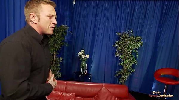 Naughty hottie Scarlett takes a thick dick in her shaved pussy