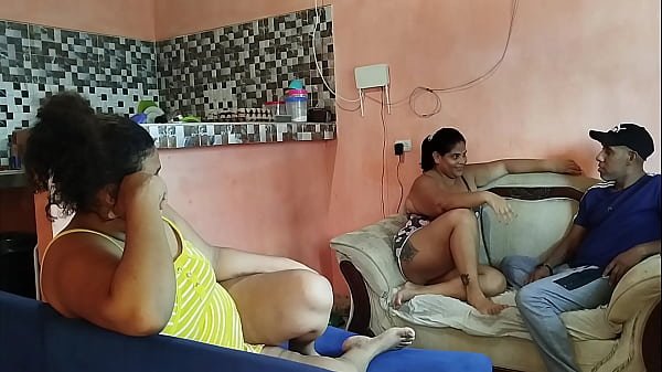 Padrastro pervertido le es infiel a su esposa con su hijastra culona a quien le gusta su polla