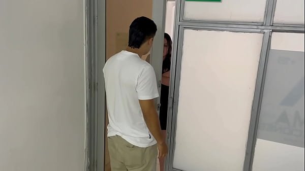 Descubro a mi timida hermanastra jugando con mis bóxeres y termino cogiendo rico con ella.