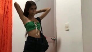 Hermanastra pequeña llega de estudiar con ganas de que la haga mia me pide que la folle bien rico le encanta mi verga grande – porno en español