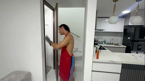 Hermanastra se burla de mi por hacer el aseo desnudo y la hago ponerse muy cachonda para follarla duro y rico.Hermanastra se burla de mi por hacer el aseo desnudo y la hago ponerse muy cachonda para f