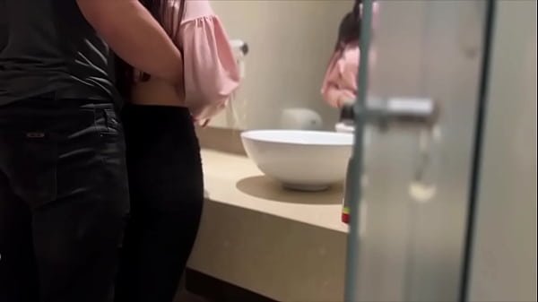 Linda oficinista se encuentra con su amante después del trabajo