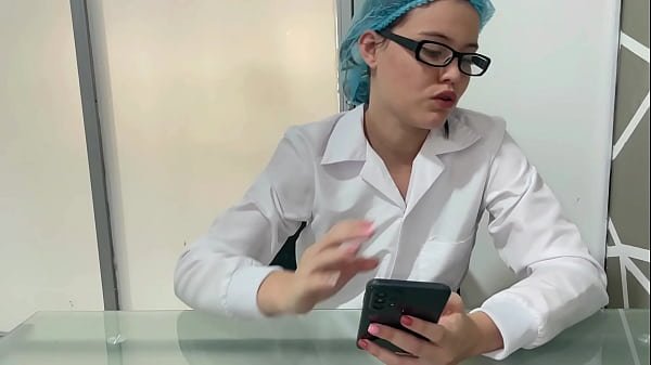 Mi timida hermanastra quiere ser influencer y termino cogiéndola rico.