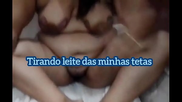 Ordenhando leite das minhas tetas, pra quem curte lactação, brinquei muito nessa fase com amigos e marido
