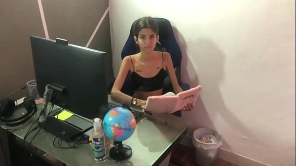 Piscologa sexual no se aguanta las ganas de ver mi verga grande y me la follo por su coño apretado – porno en español HISTORIA COMPLETA