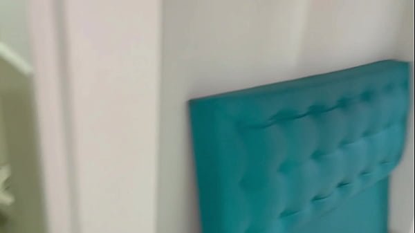 Si no me follas le contaré a mi padrastro que te masturbas con mis fotos: Pequeña latina recibe dura follada por golosa.