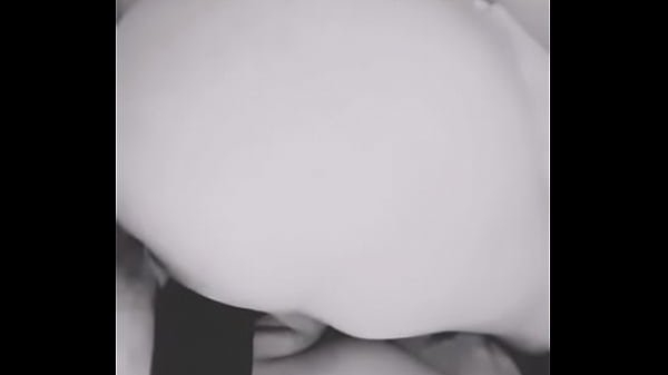 Venezolana Puta metiéndose un pepino enorme en la vagina.