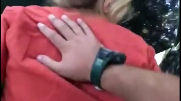 صاحبي رح يجيب مامامن المطار، عالطريق عمل استراحة وناكها