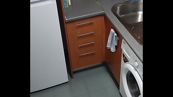 Encuentro a ml suegra en la cocina masturbándose milf