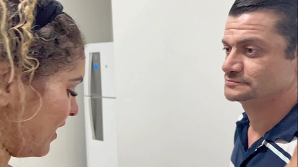 FAXINEIRA TARADA FEZ O PATRÃO LIMPAR A CASA E DEPOIS FUDER SUA BUCETINHA