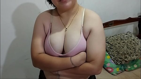 Me pide que use su coño antes de bañarse y que me corra en su coño