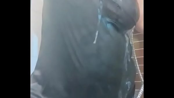 Morenita en la ducha